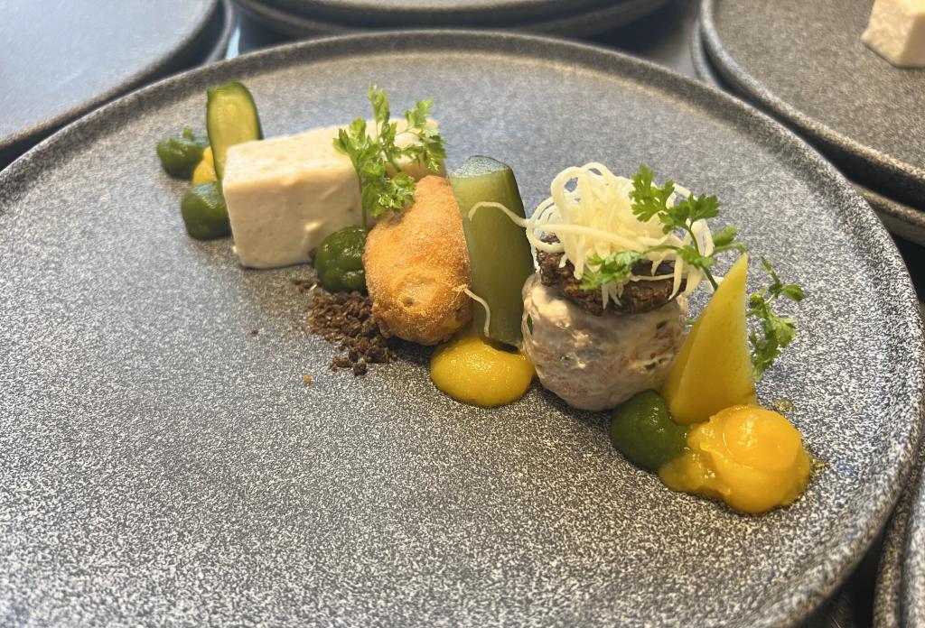 Dreierlei Lachsforelle Pumpernikel Kren Gurke Chioggiarübe