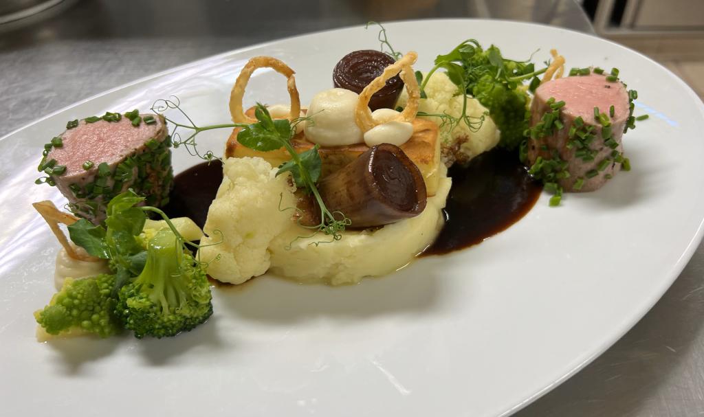 Rosa gebratenes Duroc Schweinefilet zweierlei Kartoffel Schalotte Rosengemüse