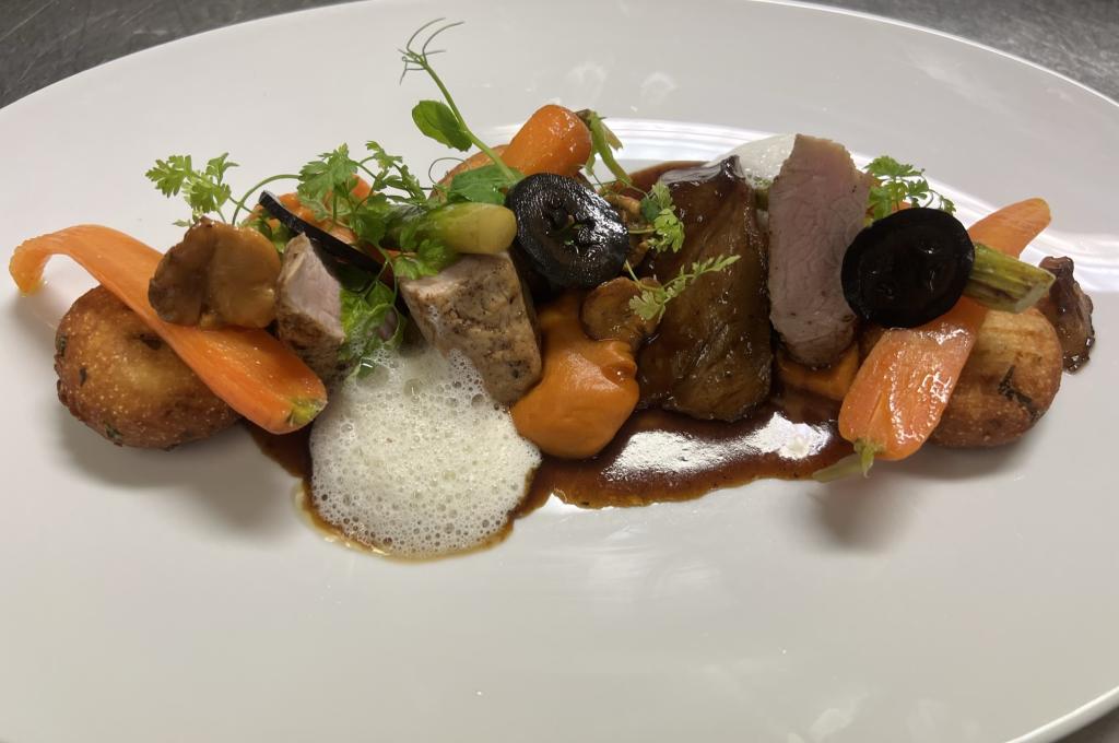 Zweierlei vom Tiroler Milchkalb Süßkartoffel Karotte Kartoffelblinis schwarze Nüsse