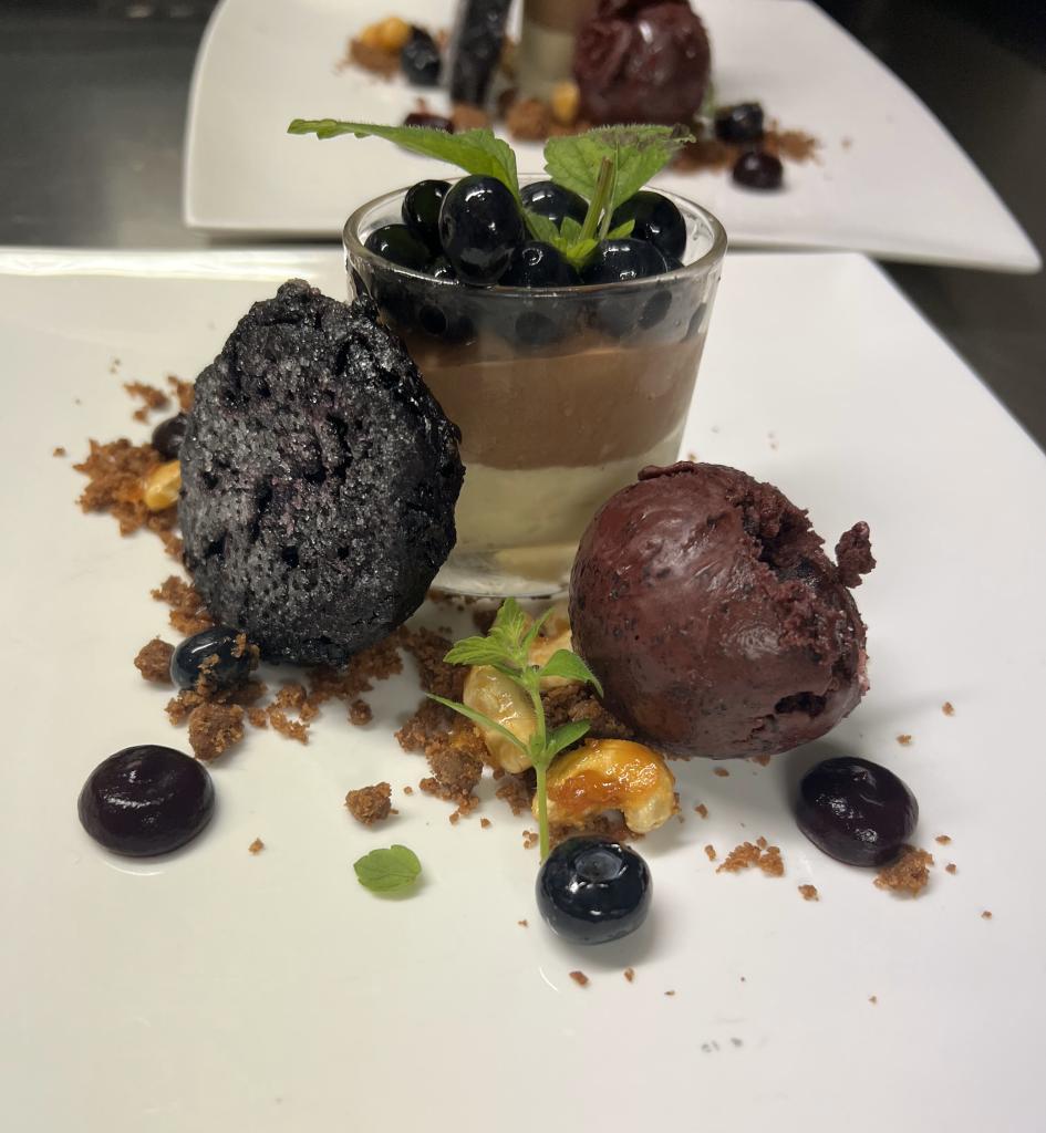 Zweierlei Valrhona Schokolade Heidelbeerdatschi Aberseer RosmarinSchafskäseeis